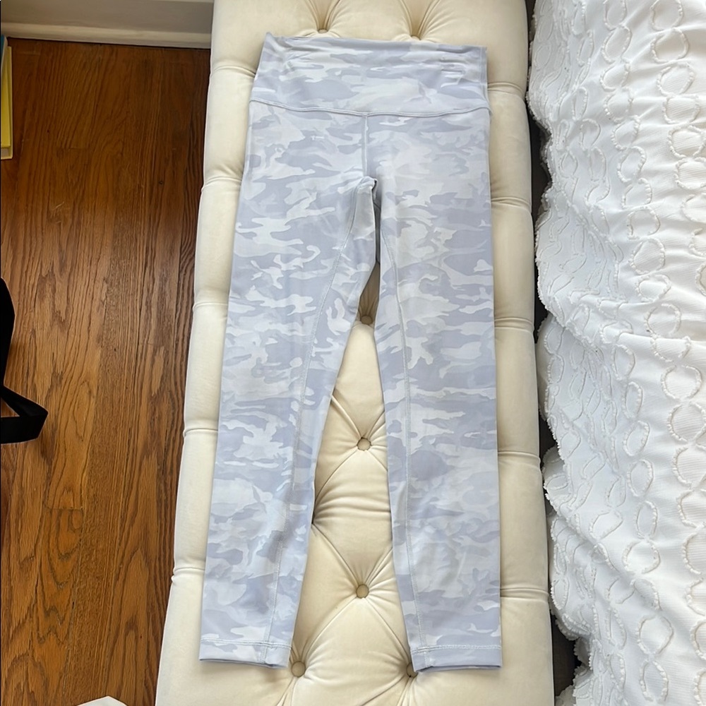Lululemon Gray/White Camouflage Wunder Under Leggings (28”)